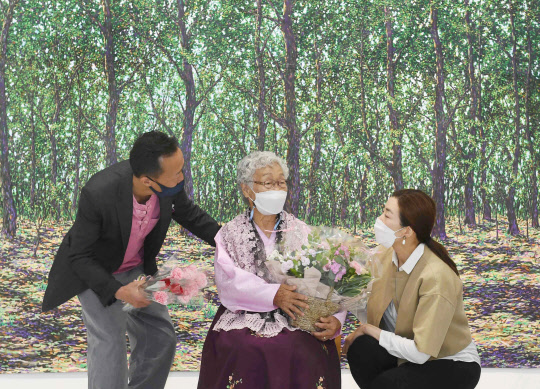 한진은 6일 서울 중구 서소문동에 위치한 일우스페이스에서 김두엽·이현영 작가의 '우리 생애의 첫 봄' 전시회 개막을 맞아 기념행사를 갖고 후원하는 시간을 가졌다. 사진은 조현민(오른쪽) 한진 미래성장전략 및 마케팅 총괄 부사장이 김두엽 작가에게 감사의 마음을 담아 카네이션을 전달하고 있는 모습. <한진 제공>